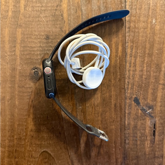 Apple Watch Series 4 -44mm - Picture 7 of 8